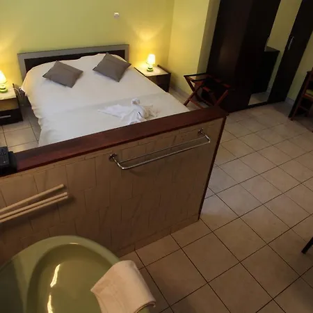 فندق Logis Le Pressoir 2*