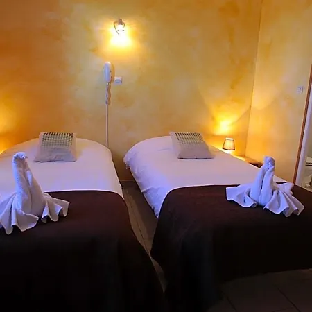 Logis Le Pressoir فندق