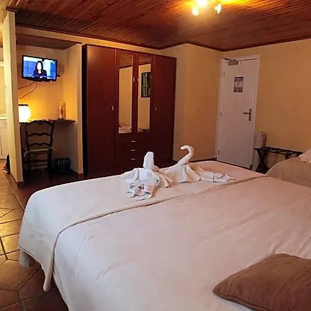 Logis Le Pressoir فندق