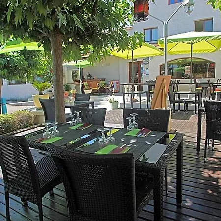 מלון Logis Le Pressoir 2*
