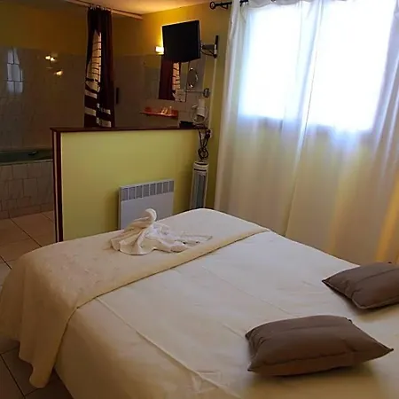 Logis Le Pressoir فندق 2*