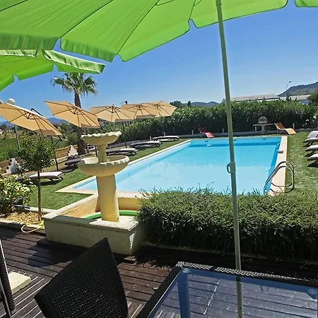 Logis Le Pressoir 2* سانت-تشينيان